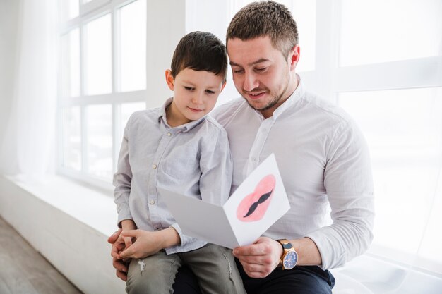 Padre e figlio che giocano insieme il giorno di padri