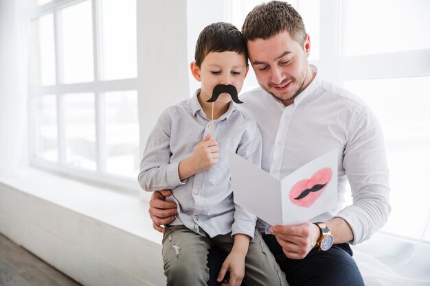 Padre e figlio che giocano insieme il giorno di padri