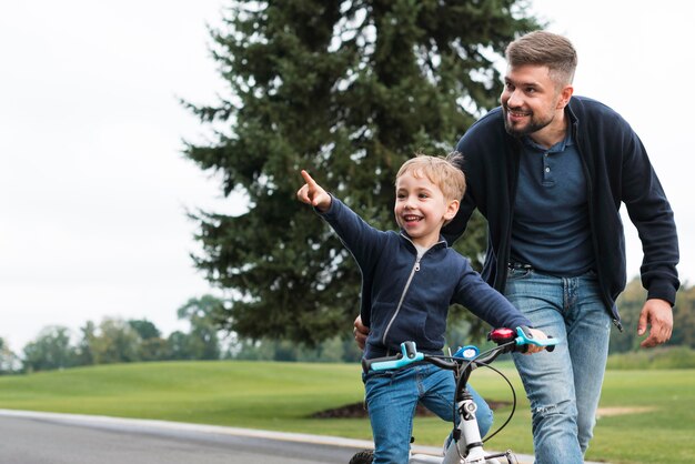 Padre e figlio che giocano nel parco