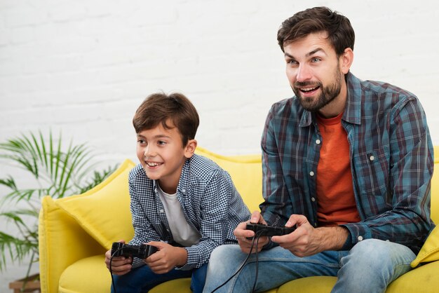 Padre e figlio che giocano su console
