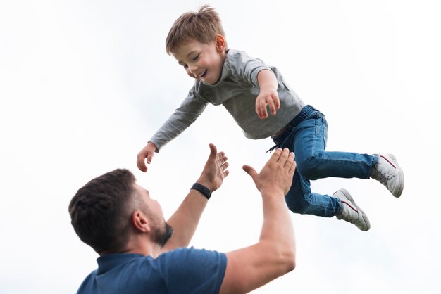 Padre e figlio che giocano vista bassa