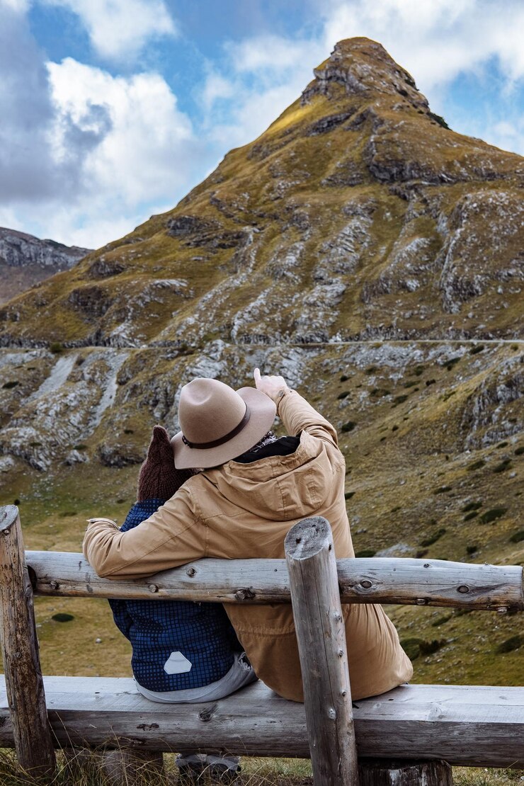 Foto gratuito padre e figlio che indossano un cappello godendosi le montagne autunnali durmitor montenegro