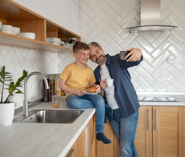 Padre e figlio che prendono selfie