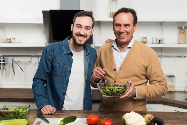 Padre e figlio che producono insalata