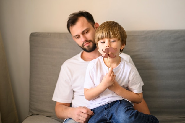 Padre e figlio con i baffi