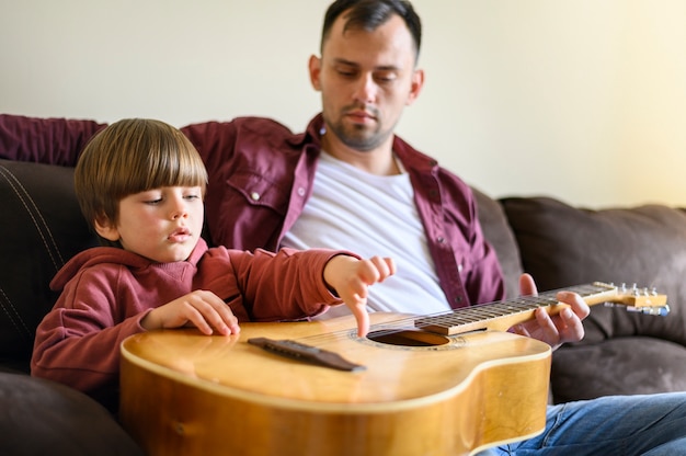 Padre e figlio con la chitarra