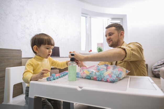 Padre e figlio costruendo giocattoli da pezzi lego