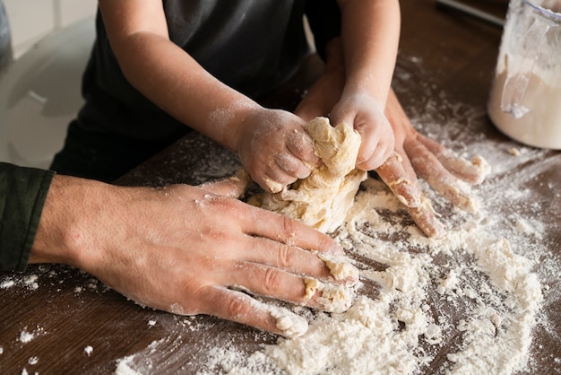 Padre e figlio dell'angolo alto che producono pasta