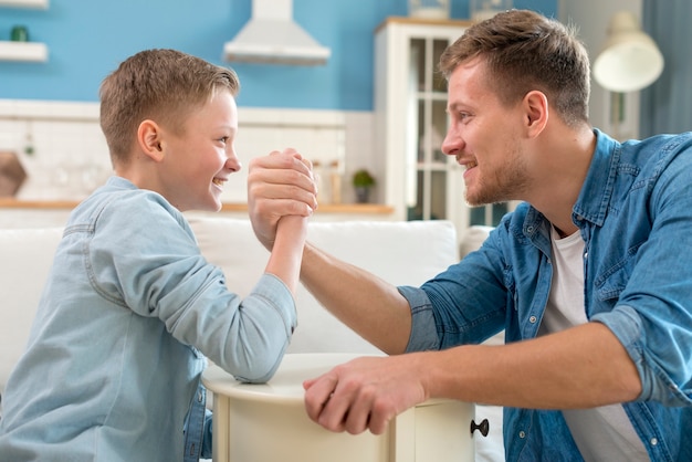 Padre e figlio facendo braccio di ferro