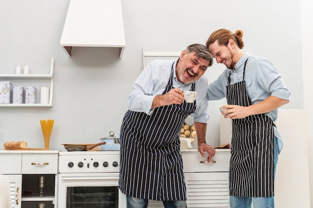 Padre e figlio felici che bevono caffè