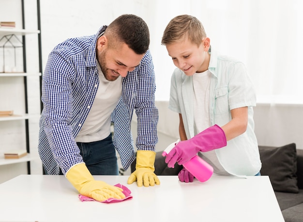 Padre e figlio felici che godono della pulizia