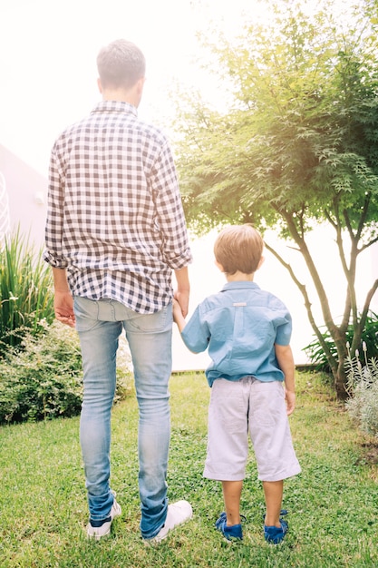 Padre e figlio felici il giorno di padri