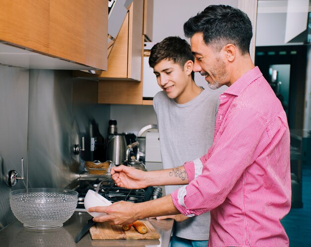 Padre e figlio felici il giorno di padri