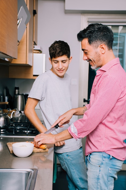 Padre e figlio felici il giorno di padri