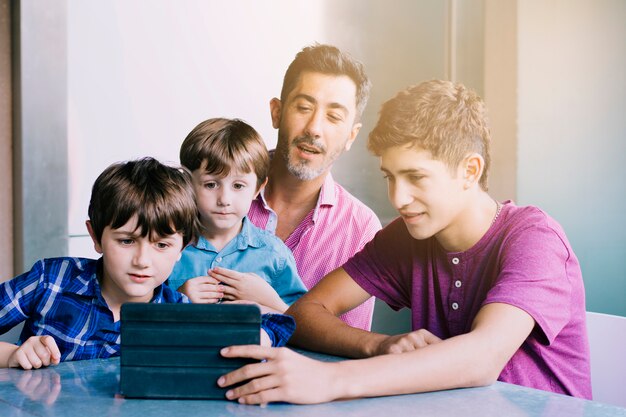 Padre e figlio felici il giorno di padri
