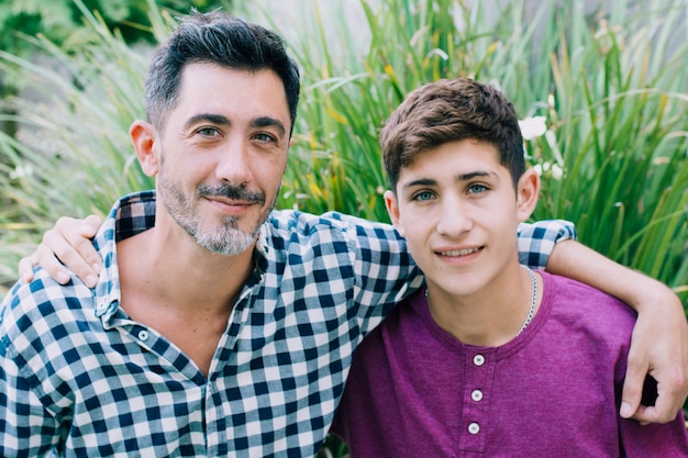 Padre e figlio felici il giorno di padri