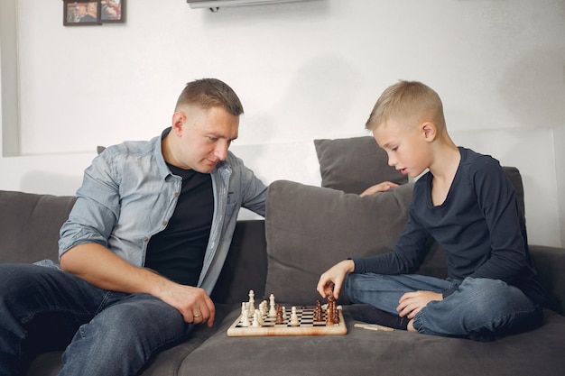 Padre e figlio giocano a scacchi