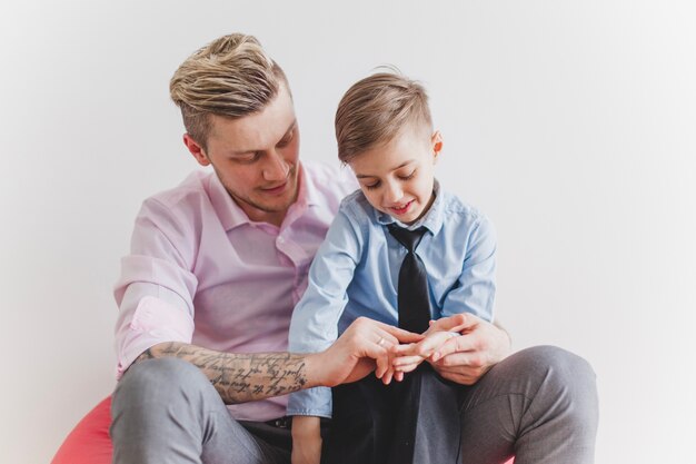 Padre e figlio giocano con le mani