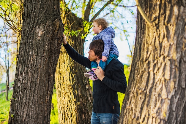 Padre e figlio godendo nel parco