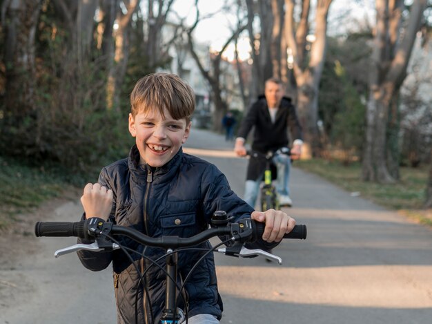 Padre e figlio in bici da corsa