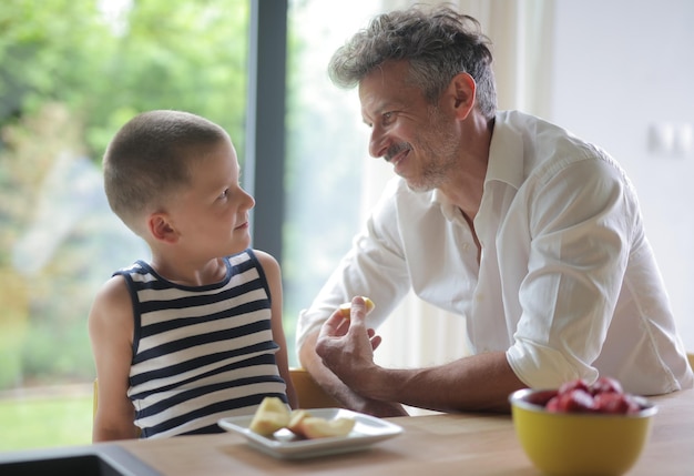 padre e figlio in cucina