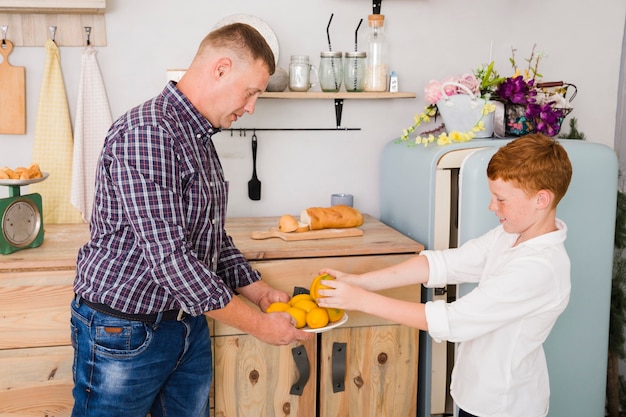 Padre e figlio in posa in cucina