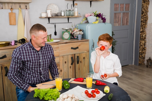 Padre e figlio in posa in cucina