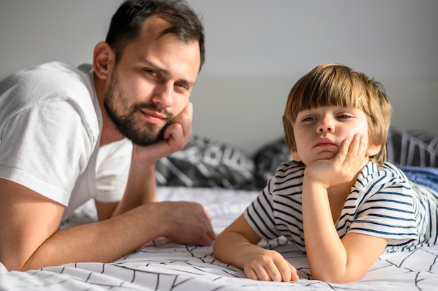 Padre e figlio in posa insieme