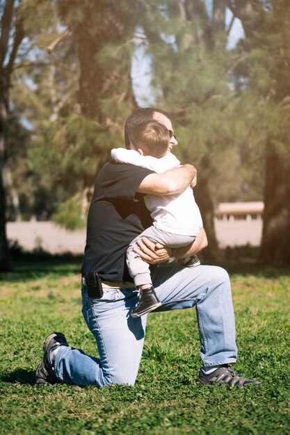 Padre e figlio insieme all&#39;aperto