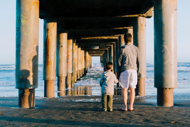 Padre e figlio insieme all&#39;aperto