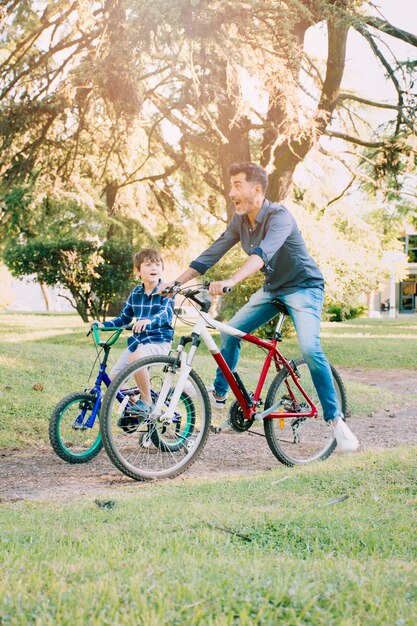 Padre e figlio insieme all&#39;aperto