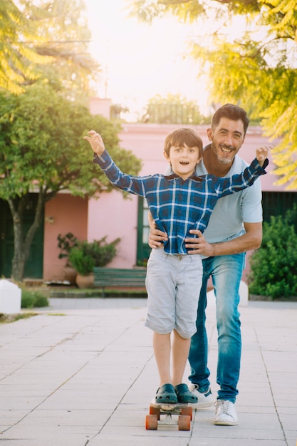 Padre e figlio insieme all&#39;aperto