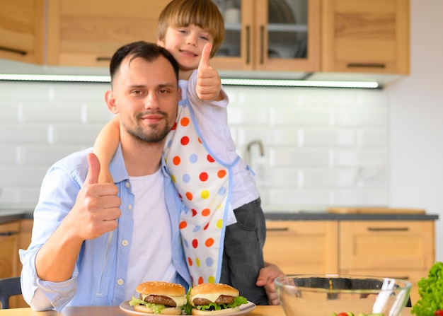 Padre e figlio pollice in alto