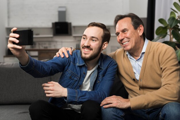 Padre e figlio prendendo selfie