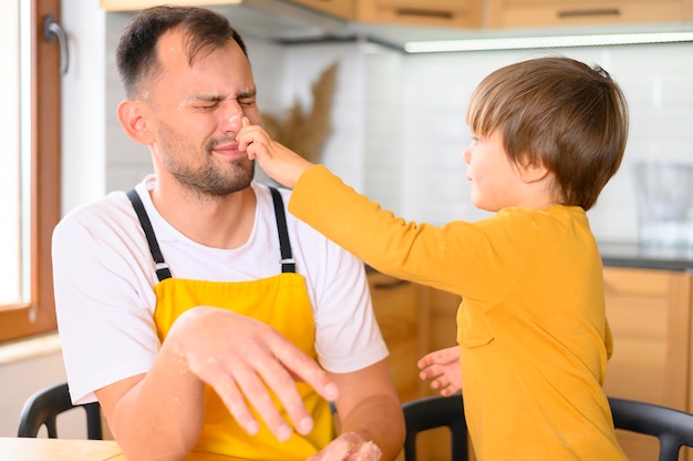 Padre e figlio scherzano in cucina