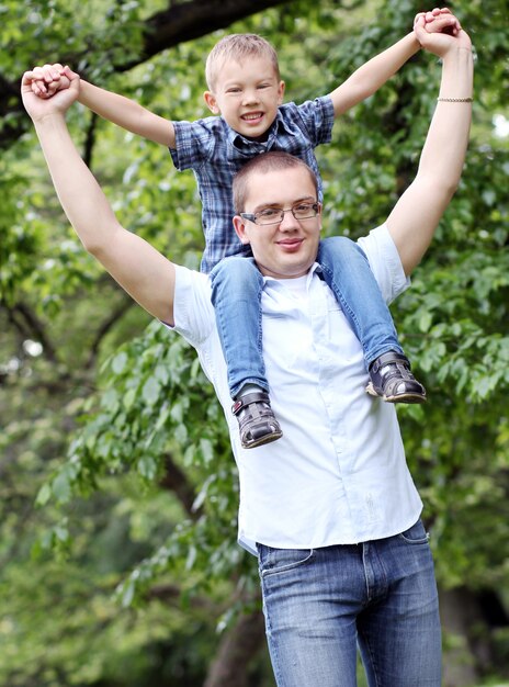 Padre e figlio si divertono nel parco