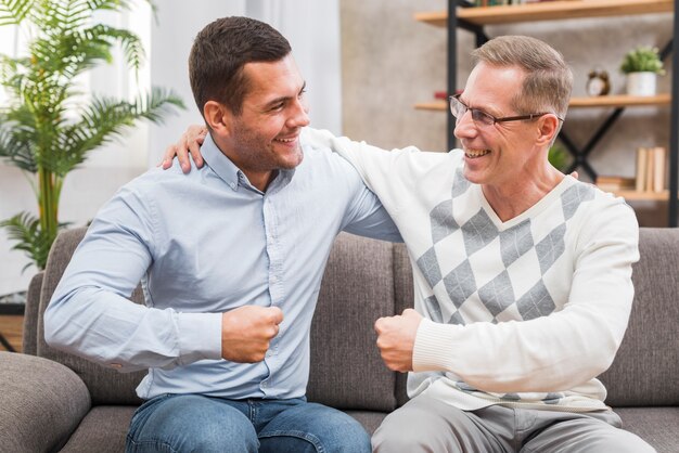 Padre e figlio si guardano