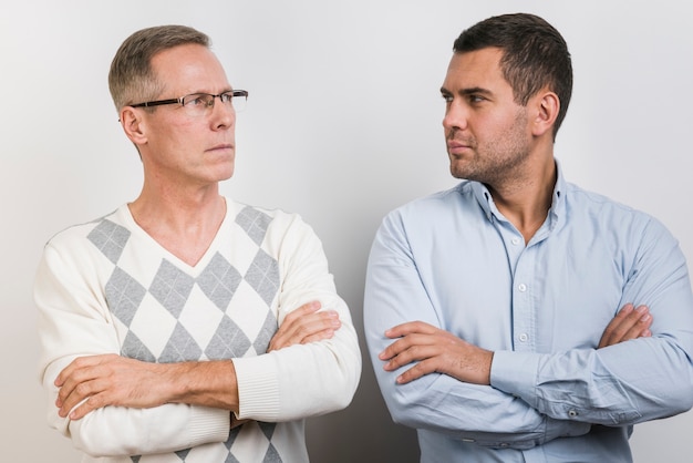 Padre e figlio si guardano