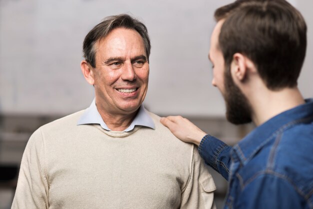 Padre e figlio si guardano