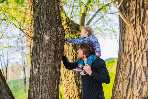 Padre e figlio toccare un tronco