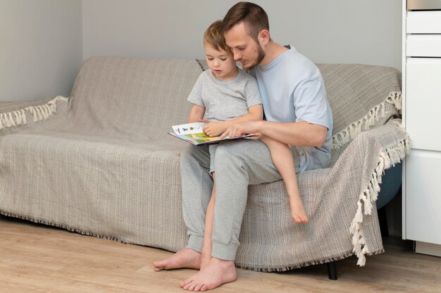 Padre e figlio trascorrono del tempo insieme