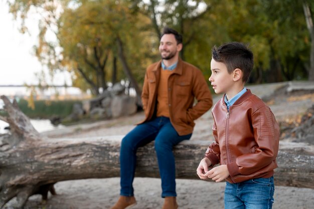 Padre e figlio trascorrono del tempo insieme