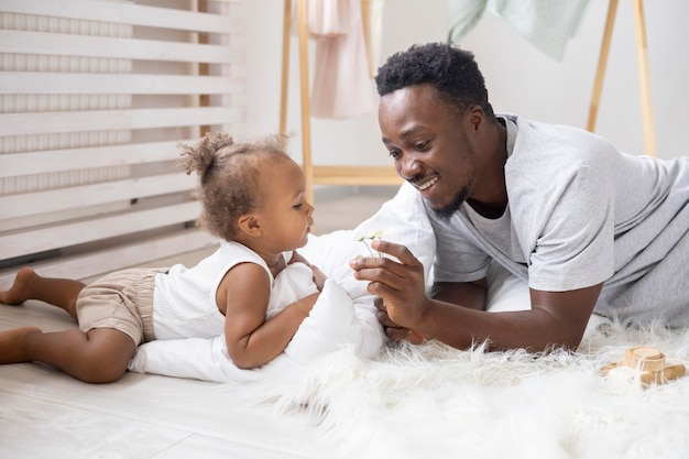 Padre e la sua bambina trascorrono del tempo insieme