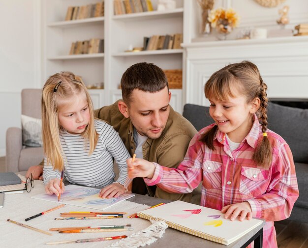 Padre e ragazze a tiro medio