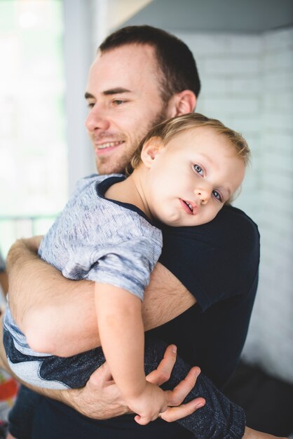 Padre felice abbraccia suo figlio