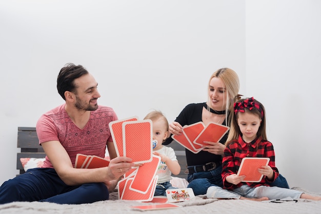 Padre giocando a carte con la famiglia