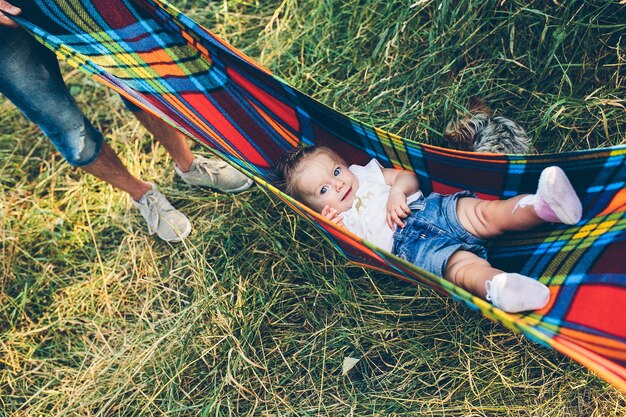 Padre, madre e figlia piccola divertirsi all'aria aperta, giocando insieme nel parco estivo