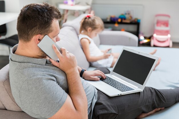 Padre parla al telefono