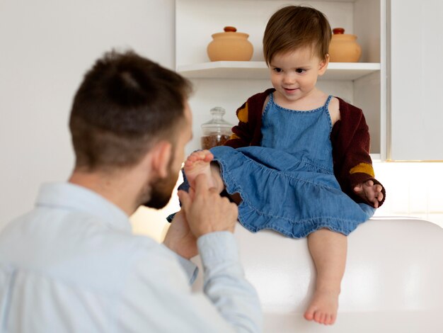 Padre single che trascorre del tempo con sua figlia