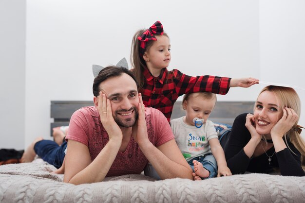 Padre sorridente godendo la famiglia